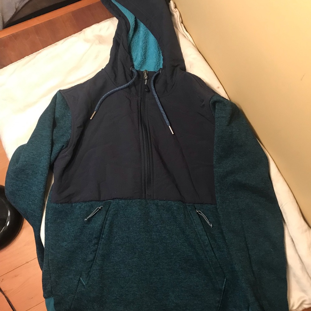 North face thick hoodie! Teal colour sup comfortable! Zips up at pouch part!